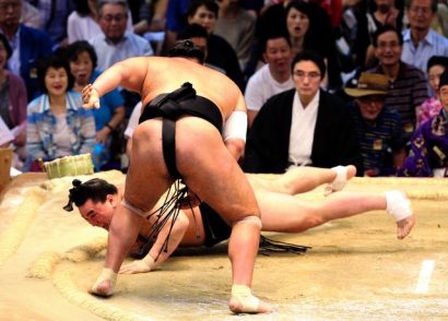 Osunaarashi dévore son deuxième yokozuna en battant Harumafuji