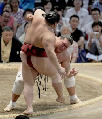 Terunofuji repousse Takanosho au kettei-sen