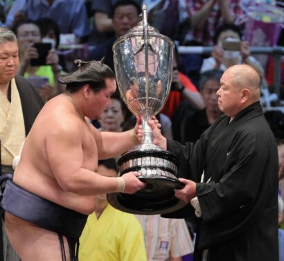 Le Yokozuna Terunofuji reçoit la Coupe de l'Empereur des mains du président de l'Association japonaise de sumo, Hakkaku, 