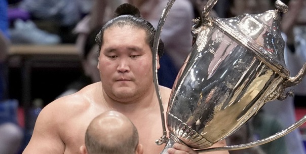 J15 – Terunofuji remporte le kettei-sen à Nagoya pour le dixième titre de sa carrière