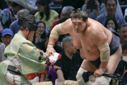Terunofuji reçoit sa récompense des mains du Gyoji