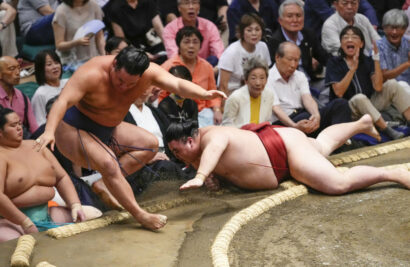 Takanosho repousse Hoshoryu à l'extérieur