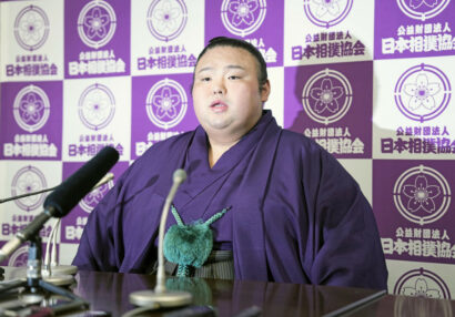 Takakeishô pendant sa conférence de presse, samedi