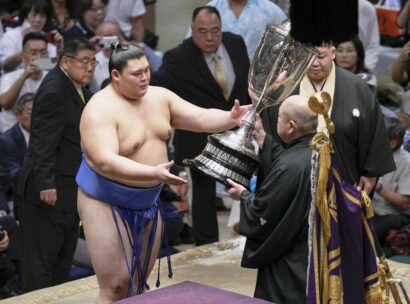 Onosato reçoit la Coupe de l'Empereur