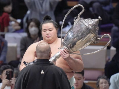 Kotozakura et sa première coupe de l'Empereur