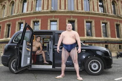 Kitanowaka, à droite, et Fukutsuumi posent pour une séance photo à l'extérieur du Royal Albert Hall de Londres