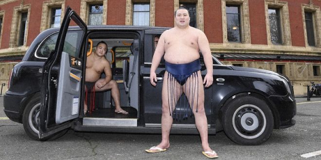 Kitanowaka, à droite, et Fukutsuumi posent pour une séance photo à l'extérieur du Royal Albert Hall de Londres