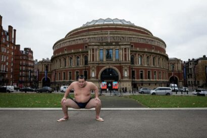 Lutteur de sumo devant le Albert Hall