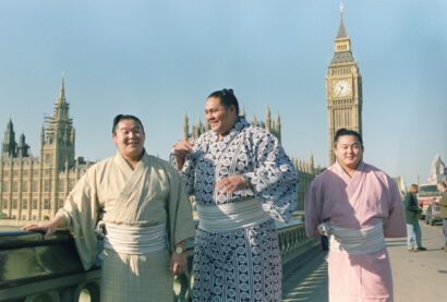 La photo d'archives montre les lutteurs de sumo (de gauche à droite) Wakahanada, Akebono et Mainoumi à Londres pendant le mois d'octobre