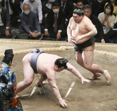 Kinbozan (à gauche) est battu par Abi le 10e jour du Grand Tournoi de Sumo du Nouvel An au Ryogoku Kokugikan de Tokyo le 21 janvier 2025. (Kyodo)