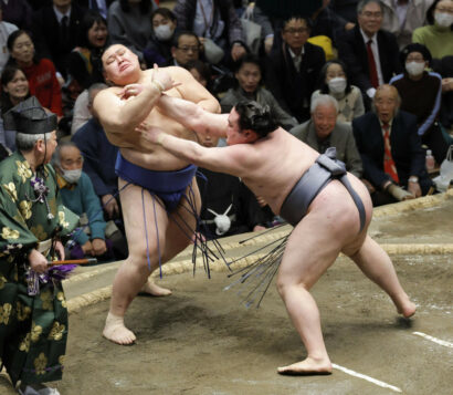 Kinbozan (à droite) bat Onosato le 11e jour du Hatsu Bashô au Ryogoku Kokugikan de Tokyo le 22 janvier 2025. (Kyodo)