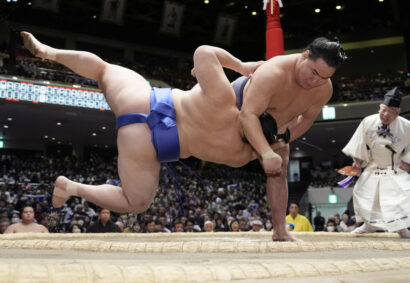 Hoshoryu (à droite) bat l’ôzeki Onosato le 13e jour du Hatsu Bashô au Ryogôku Kokugikan de Tokyo le 24 janvier 2025. (Kyodo)