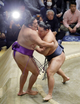 L’ôzeki Hoshoryu (à droite) bat Takerufuji lors de la 14e journée du Hatsu Bashô au Ryogôku Kokugikan de Tokyo le 25 janvier 2025. (Kyodo)