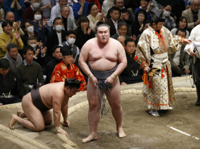 Kinbozan (face à l’objectif) réagit après avoir battu Kirishima lors de la 14e journée du Hatsu Bashô au Ryogôku Kokugikan de Tokyo le 25 janvier 2025. (Kyodo)