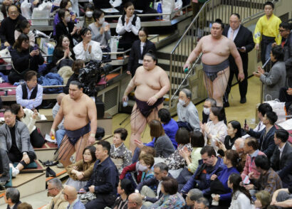 Trois lutteurs, (de gauche à droite) Hoshoryu, Oho et Kinbozan, marchent vers le dohyô pour les kettei-sen du dernier jour du Hatsu Bashô au Ryogoku Kokugikan de Tokyo le 26 janvier 2025. (Kyodo)