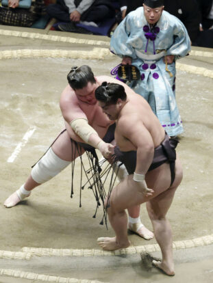 Terunofuji repousse Kirishima