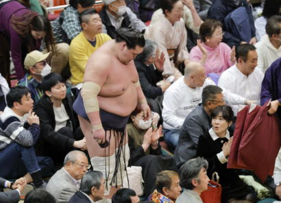 Le yokozuna Terunofuji est photographié après avoir perdu son combat contre Tobizaru le quatrième jour du Grand Tournoi de Sumo du Nouvel An au Ryogôku Kokugikan de Tokyo le 15 janvier 2024. (Kyodo)