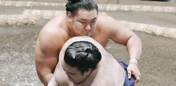 J6 – Oho conserve sa place en tête alors que la retraite de Terunofuji jette une ombre sur le tournoi