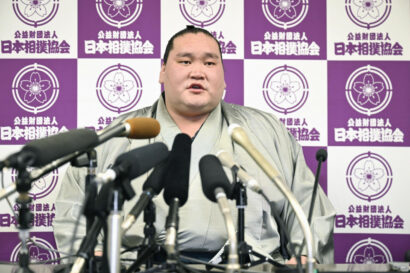 Le yokozuna Terunofuji s'exprime lors de sa conférence de presse de retraite au Ryogoku Kokugikan de Tokyo le 17 janvier 2025. (Kyodo)