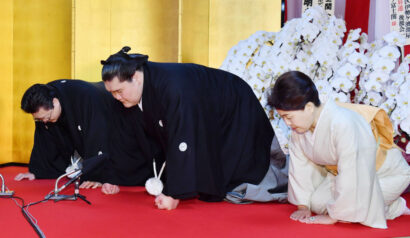 Le lutteur de sumo d'origine mongole Terunofuji (au centre) accepte sa promotion à Tokyo alors qu'il devient le 73e grand champion de ce sport ancien, ou yokozuna, le 21 juillet 2021. (Kyodo)