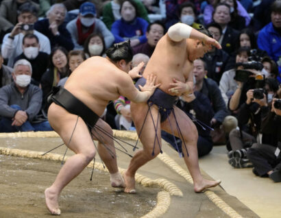 Abi (à gauche) élimine le nouveau yokozuna Hoshoryu le premier jour du Haru Bashô à l'Edion Arena d'Osaka le 9 mars 2025. (Kyodo)