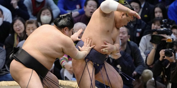 J1 – Abi gâche les débuts du yokozuna Hoshoryu