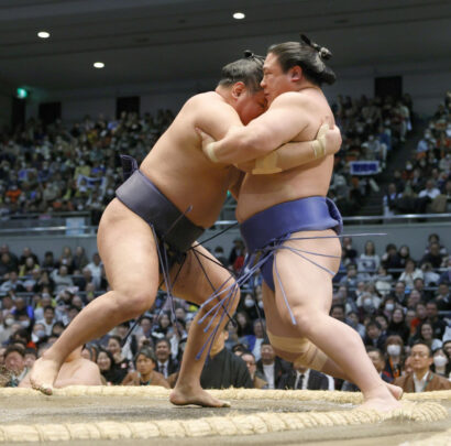 Hoshoryu (à gauche) remporte sa première victoire en tant que yokozuna en éliminant Wakatakakage le 2e jour duHaru Bashô à l'Edion Arena d'Osaka le 10 mars 2025. (Kyodo)