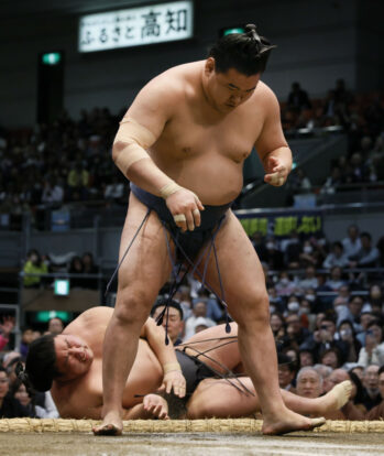 Le nouveau yokozuna Hoshoryu (devant) réagit après avoir battu Wakamotoharu le troisième jour du Haru Bashô à l'Edion Arena d'Osaka le 11 mars 2025. (Kyodo)