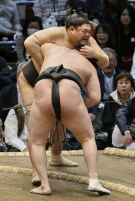 Abi (arrière) perd contre Chiyoshoma lors de la quatrième journée du Haru Bashô à l'Edion Arena d'Osaka, le 12 mars 2025. (Kyodo)