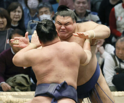 Takayasu (de face) affronte le yokozuna Hoshoryu lors de la 8e journée du Haru Bashô à l'Edion Arena d'Osaka, le 16 mars 2025. (Kyodo)