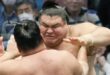 J8 – Takayasu sèvre de victoire le yokozuna Hoshoryu