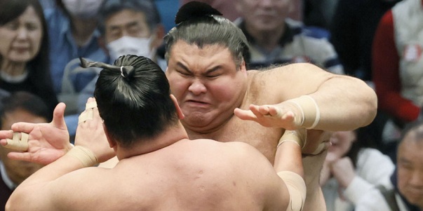 J8 – Takayasu sèvre de victoire le yokozuna Hoshoryu